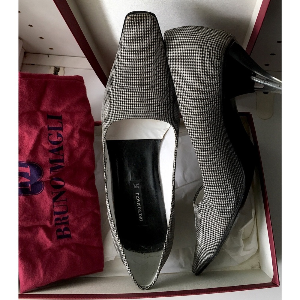 Cute gingham pumps with clear heel.
